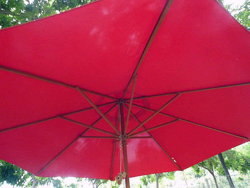 0008 sombrilla octogonal madera tela roja 250xo300 4u